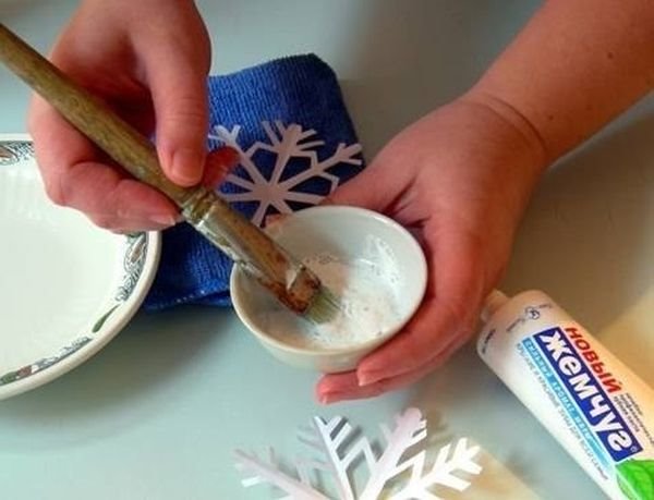 Uradi sam: novogodišnje pahulje na prozoru (koje se nakon praznika lako skidaju!) (FOTO)