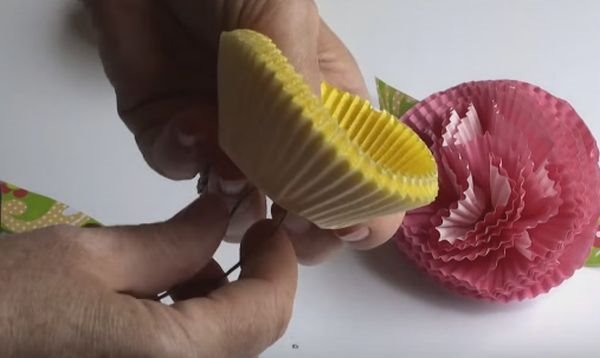 Uradi sam: ukrasite poklone karanfilima od papirnih korpica za mafine (FOTO + VIDEO)
