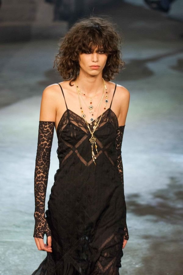 Zablistajte na novogodišnjem dočeku: osvežite svoj stajling detaljima po poslednjoj modi