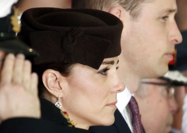 Modni trenutak: princeza Kejt Midlton u mantil-haljini i golih nogu prkosi februarskoj zimi