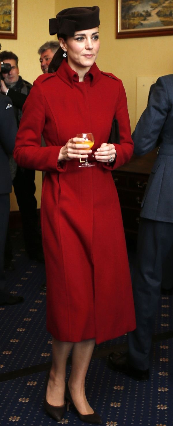 Modni trenutak: princeza Kejt Midlton u mantil-haljini i golih nogu prkosi februarskoj zimi