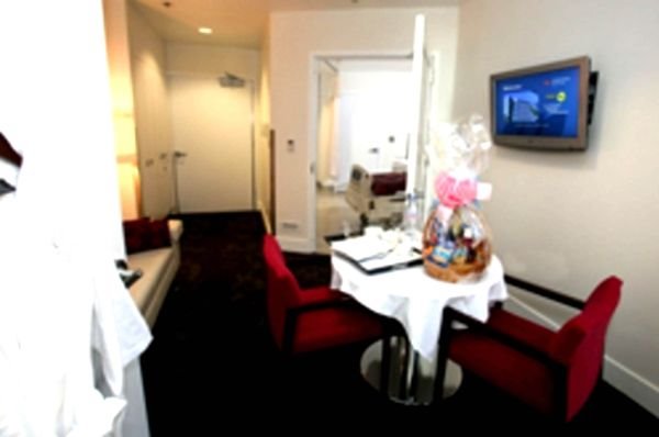 Prva slika glumice Marije Karan sa bebom: zavirite u najglamurozniji apartman za porodilje u Holivudu