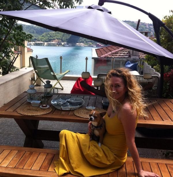 Kako izgleda devojački dom prelepe Sinem Kobal: vila i bašta na obali Bosfora koje uređuje mama Nuraj (FOTO)