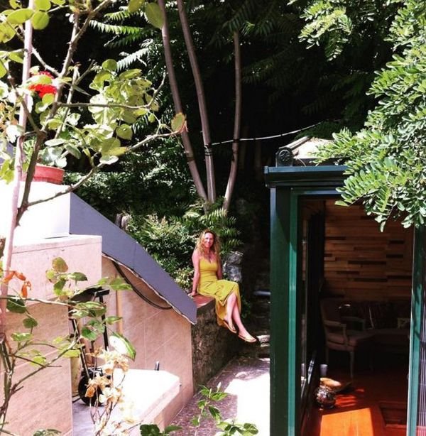 Kako izgleda devojački dom prelepe Sinem Kobal: vila i bašta na obali Bosfora koje uređuje mama Nuraj (FOTO)