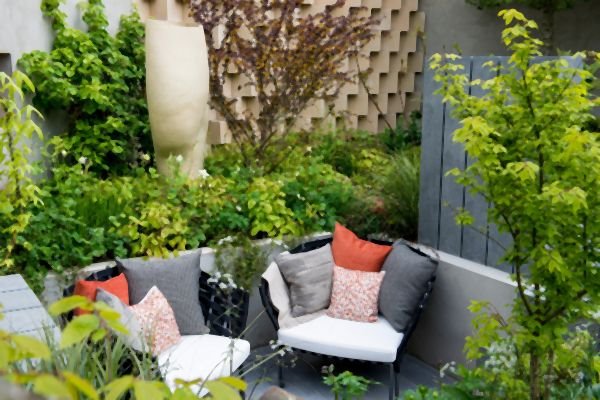 Ideja za uređenje unutrašnjeg dvorišta: baštenska soba sa lejama u bojama duge (FOTO GALERIJA)