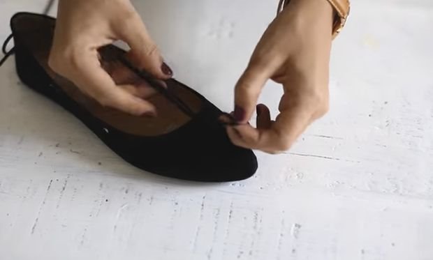 URADITE SAMI: kako da napravite najmoderniju varijantu baletanki na pertlanje (VIDEO)