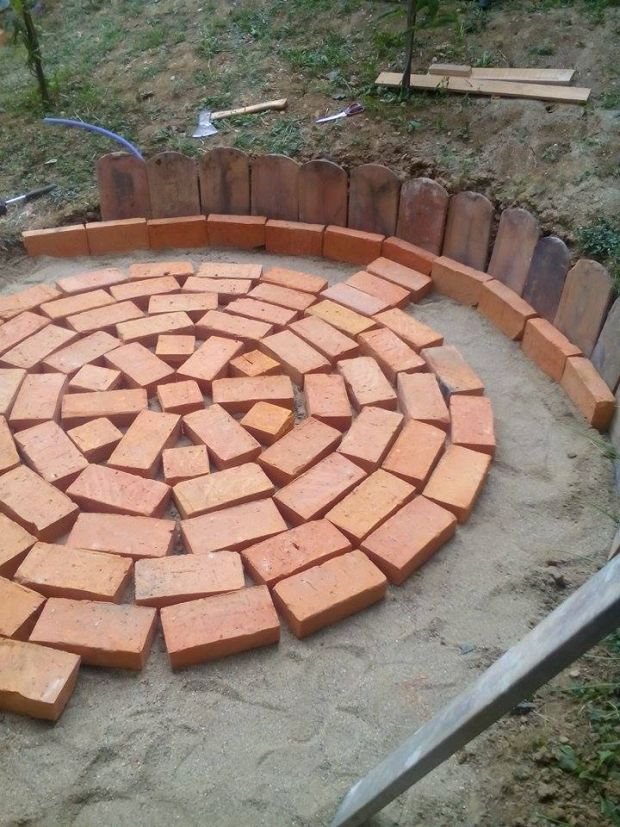 Vaše bašte: mali baštenski raj sa stazama od cigli u dvorištu Mirjane Smolčić (FOTO)