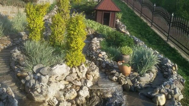 Vaše bašte: baštovanski raj porodice Čarapić sa 300 ruža različitih boja i fontanom od 50 kvadrata! (Kuršumlija)