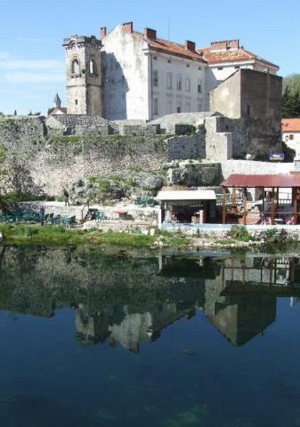 Grad sunca, kamena, vina i platana