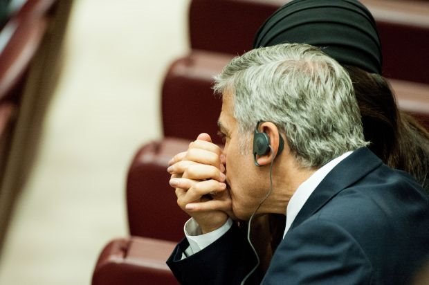 Modni trenutak: evo zašto je Amal Kluni odabrala crninu za susret sa papom u Rimu (FOTO)
