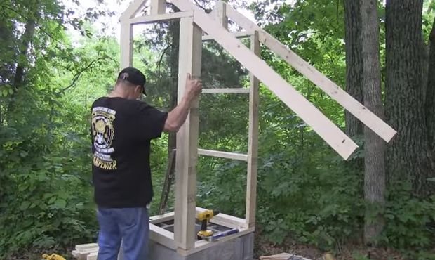 Uradi sam: mini pušnica od drveta za ljubitelje dimljenog mesa, ribe i sireva  (FOTO, VIDEO)