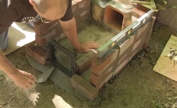 Uradi sam: mini pušnica od drveta za ljubitelje dimljenog mesa, ribe i sireva  (FOTO, VIDEO)