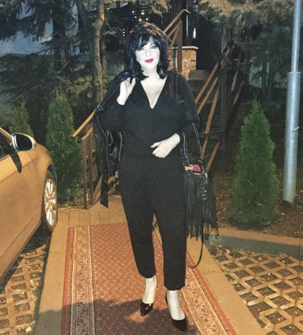 Seksi model kupaćeg kostima uzburkao Internet: Divna Karleuša i ćerka Jelena biraju isti nakit za atraktivan dekolte (FOTO)