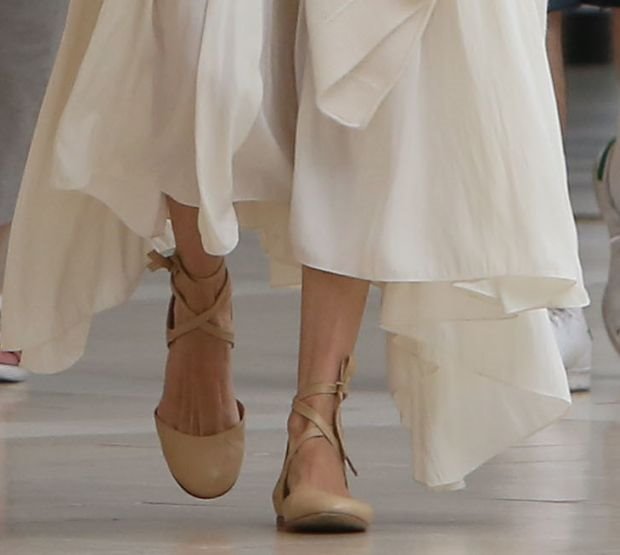 Modni trenutak: Anđelina Džoli nosi šal i haljinu kao kraljevsku odoru (FOTO)