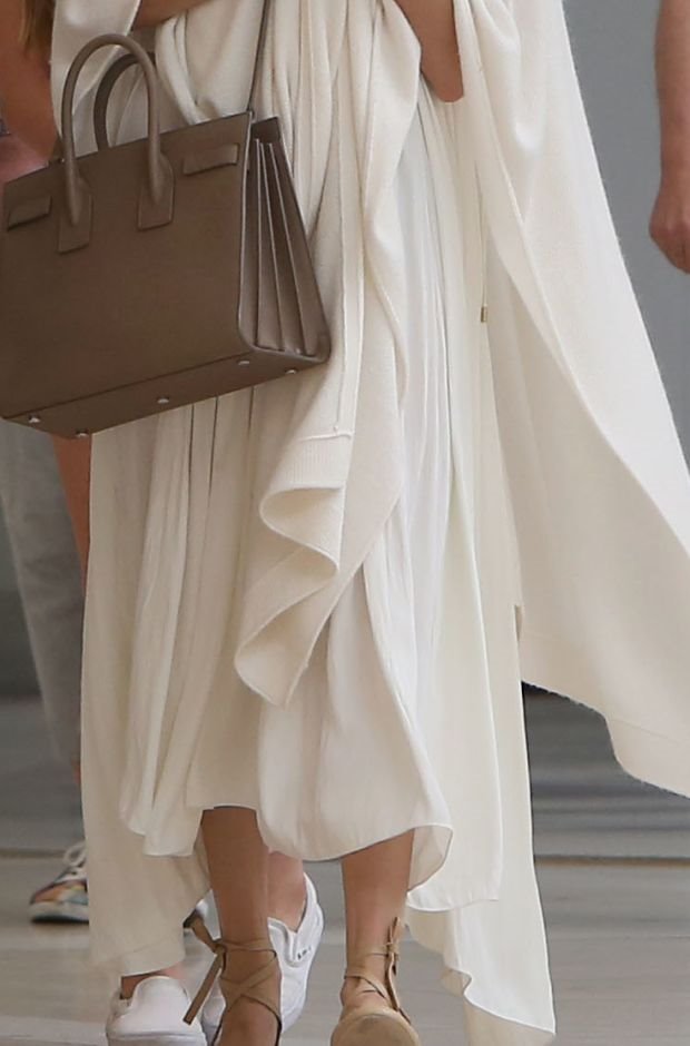 Modni trenutak: Anđelina Džoli nosi šal i haljinu kao kraljevsku odoru (FOTO)