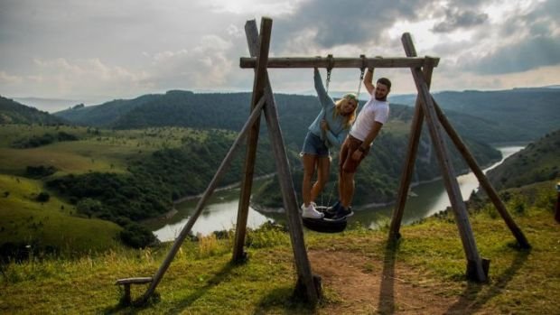 Srbija oduševljena video-snimkom mladog poljskog para: Da, ovo je zemlja obojena životom! (FOTO + VIDEO)