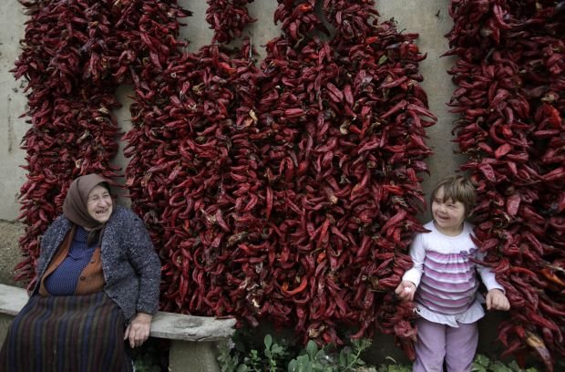 Crvena paprika proslavila selo kraj Leskovca: Donja Lokošnica osvojila ceo svet kućama ukrašenim nizovima paprike (FOTO)