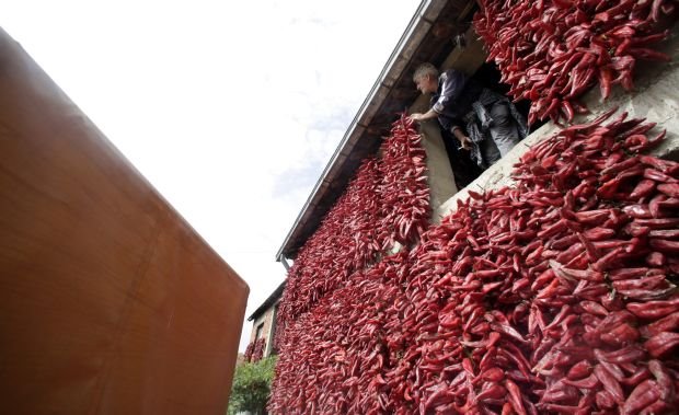 Crvena paprika proslavila selo kraj Leskovca: Donja Lokošnica osvojila ceo svet kućama ukrašenim nizovima paprike (FOTO)