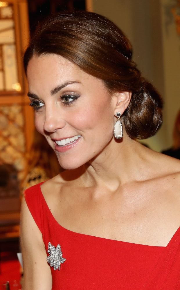 Haljina rasprodata, Kejt Midlton nikad lepša: dama u crvenom u centru kraljevske gala večeri (FOTO)
