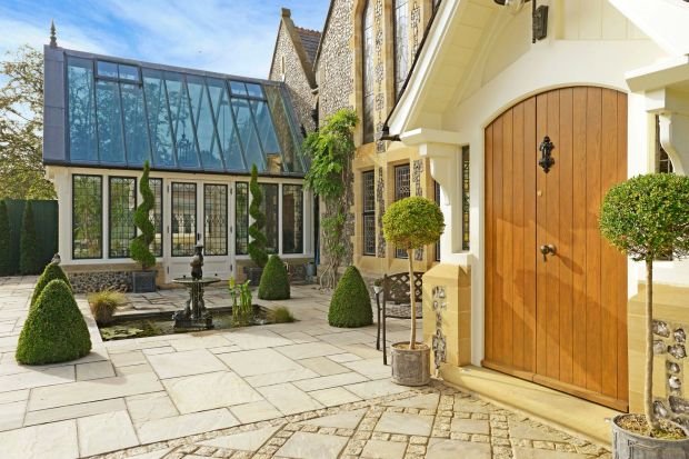 (VIDEO) Crkva preuređena u dom: pogledajte neverovatan luksuzni enterijer