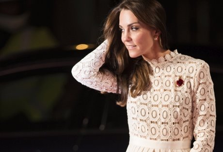 Šokantan šlic i seksi čipka na kraljevskoj haljini zapanjili London: Kejt Midlton na premijeri u holivudskoj modnoj kombinaciji i crvenim cipelicama (FOTO)