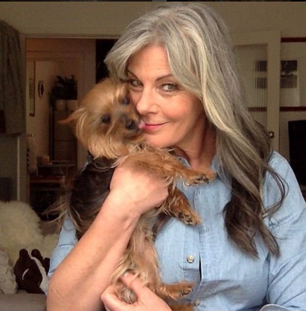 Manekenka Melinda Brejdi (54) izgleda neverovatno: evo saveta za negu blistave lepote u šestoj deceniji!