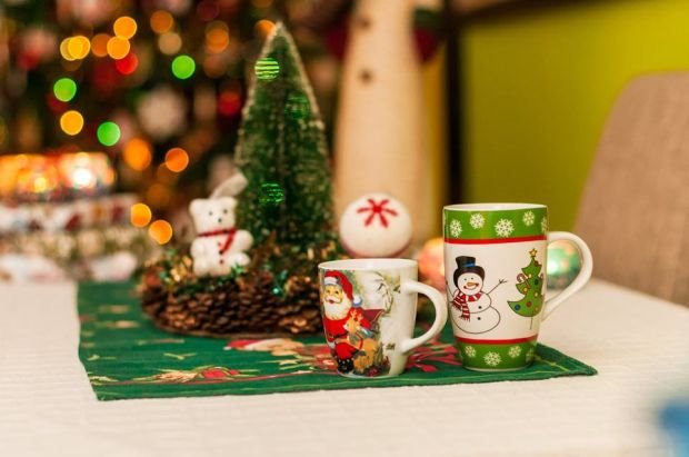 Novogodišnja bajka u domu Sunčice Andrić iz Valjeva: Sergej (3) ukrasio je jelku crveno-zlatnim ukrasima koji tope srca (FOTO)