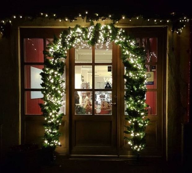 9 ČAROBNIH DEKORACIJA DVORIŠTA ZA NOVU GODINU: šareni venčići, svetlucava kočija i veliki Sneško Belić vraćaju u detinjstvo (FOTO)