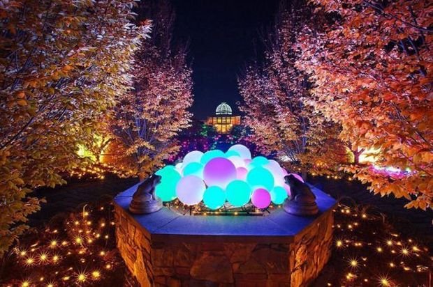 9 ČAROBNIH DEKORACIJA DVORIŠTA ZA NOVU GODINU: šareni venčići, svetlucava kočija i veliki Sneško Belić vraćaju u detinjstvo (FOTO)