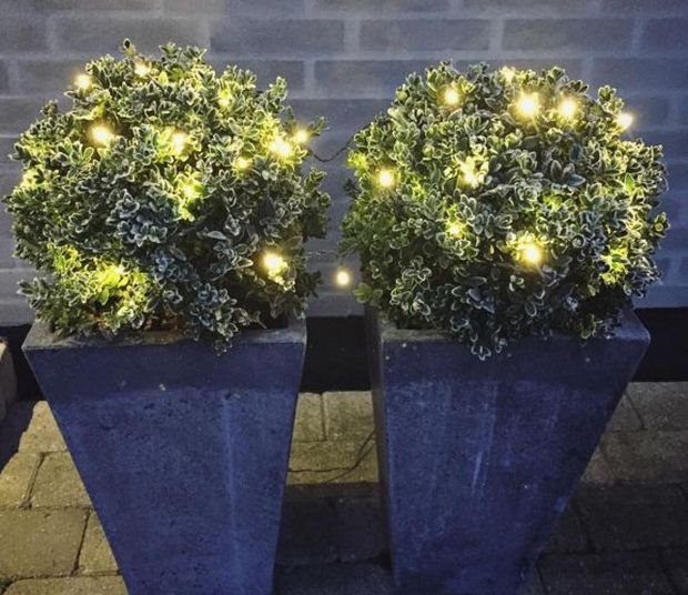9 ČAROBNIH DEKORACIJA DVORIŠTA ZA NOVU GODINU: šareni venčići, svetlucava kočija i veliki Sneško Belić vraćaju u detinjstvo (FOTO)