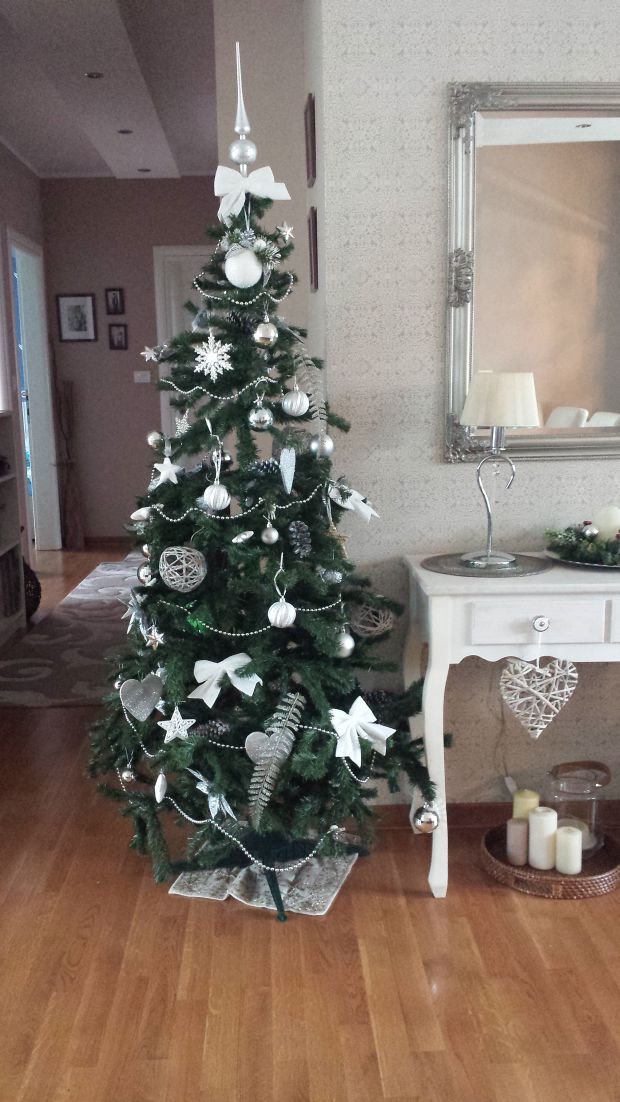 Bajkovita dekoracija u porodičnom domu Paunović: zidna jelka, unikatni ukrasi i dečija predstava za sve zaljubljenike u Novu godinu (FOTO)