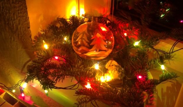 Jelka puna lizalica i kolačića za dve princeze: zavirite u čarobnu novogodišnju dekoraciju u domu Marije Kolundžije (FOTO)