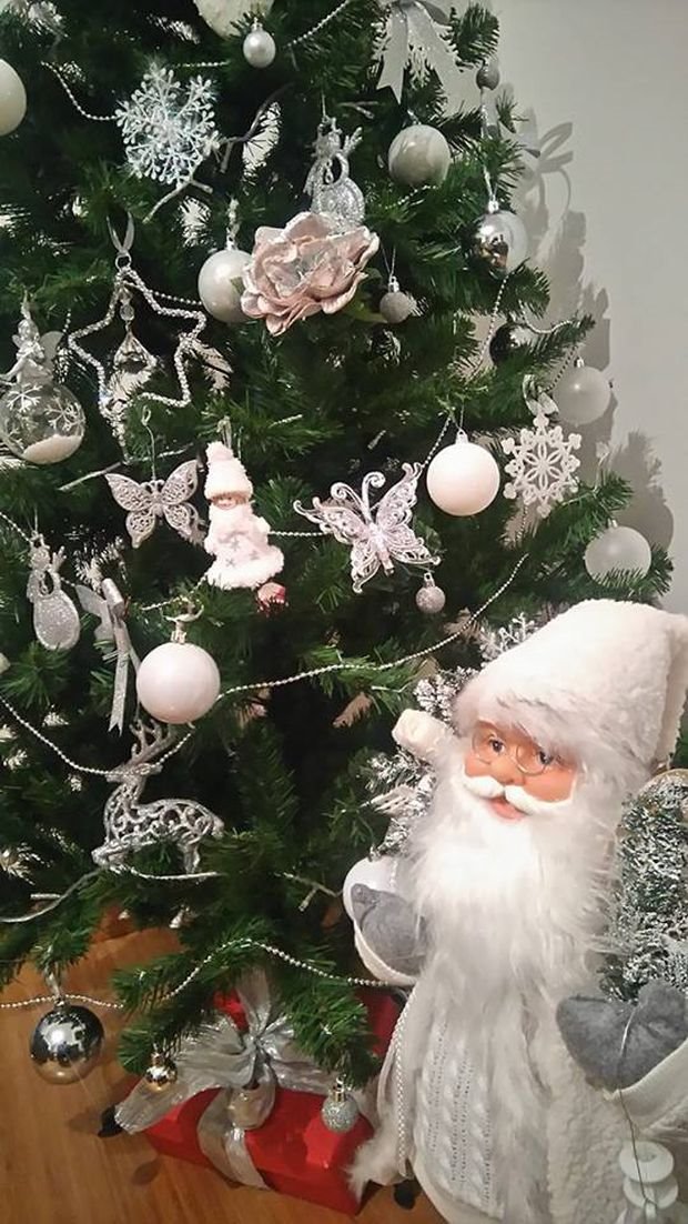 Romantična i jedinstvena jelka u sivo-beloj kombinaciji: zavirite u čarobnu novogodišnju dekoraciju u domu Violete Šutanovac u Nišu (FOTO)