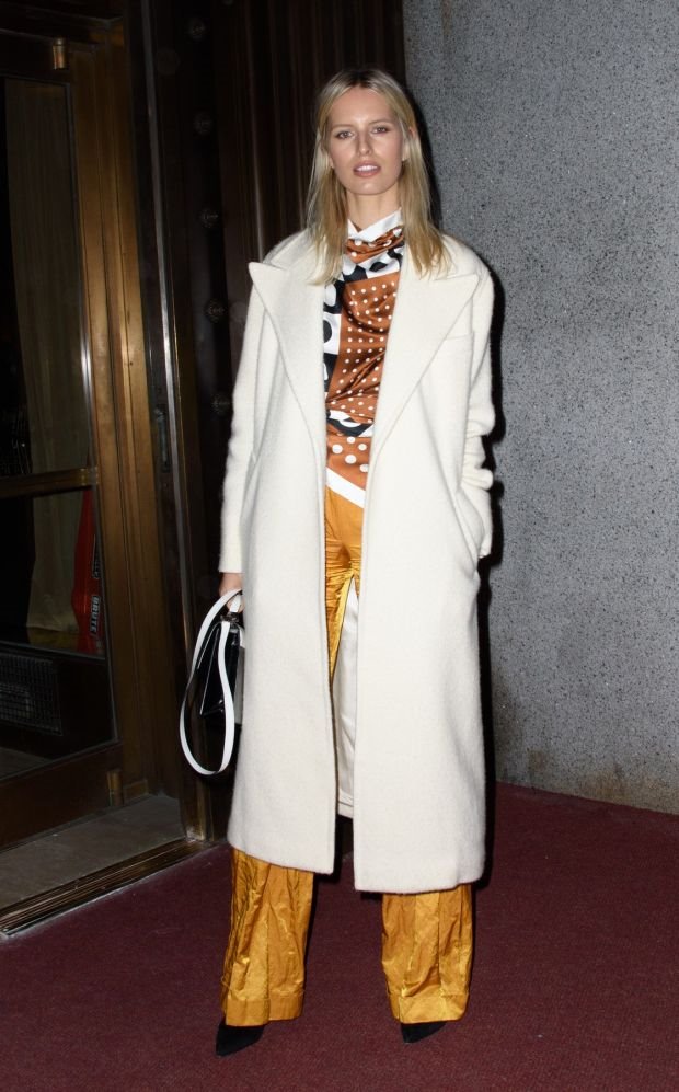 ŽENSKA MODA ZA 2017: Ovo su HIT ženski mantili za proleće (FOTO + VIDEO)