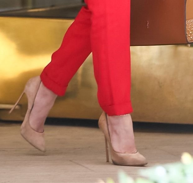 BLUZA I BOJA KOJI SU NAJMODERNIJI OVOG PROLEĆA: Iskopirajte Džej Lo i zavedite ceo svet