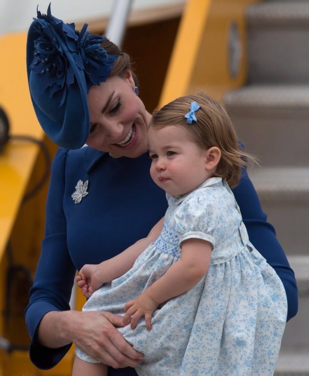 SPREMNA DA BUDE BRITANSKA KRALJICA: Na novoj slici princeza Šarlota neodoljivo liči na babu Elizabetu (FOTO)