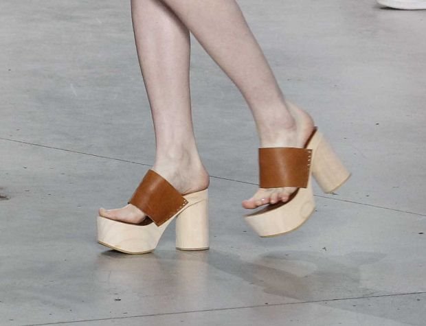 HIT PAPUČE I SANDALE ZA LETO 2017: ovo je letnja obuća koju nose svetske zvezde (FOTO + VIDEO)