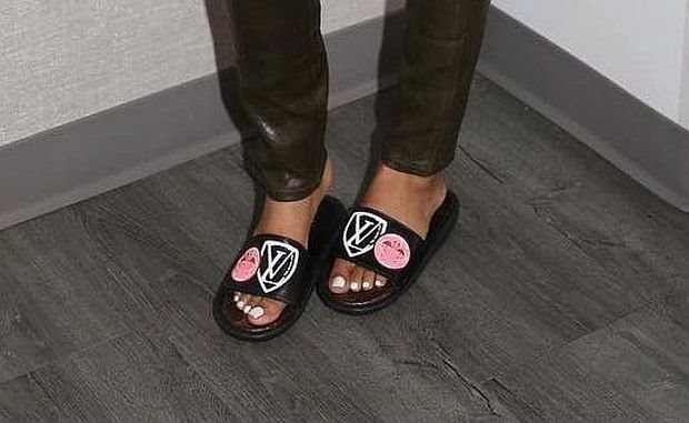 HIT PAPUČE I SANDALE ZA LETO 2017: ovo je letnja obuća koju nose svetske zvezde (FOTO + VIDEO)