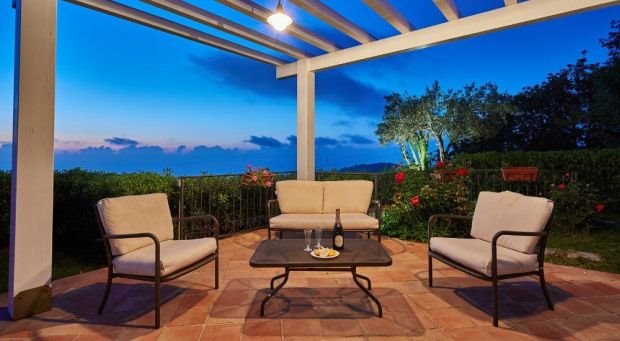 MEDITERANSKA KUĆA SA POGLEDOM NA OTVORENO MORE: zavirite u skriven dom sa romantičnom baštom i bazenom (FOTO)