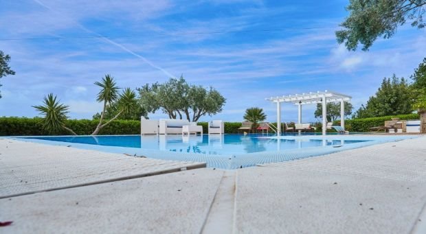 MEDITERANSKA KUĆA SA POGLEDOM NA OTVORENO MORE: zavirite u skriven dom sa romantičnom baštom i bazenom (FOTO)