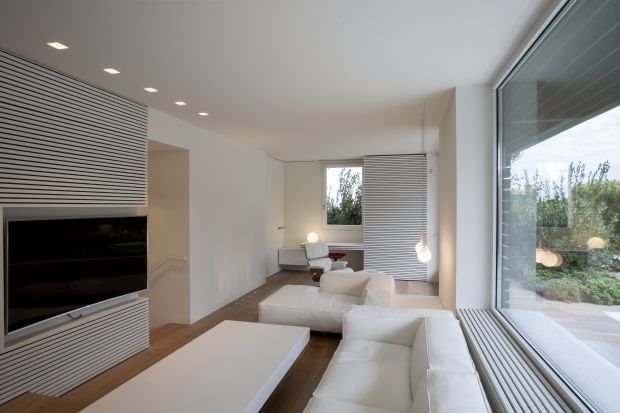 SVI ŽELE DA SE USELE U RASKOŠNU KUĆU U BELOJ BOJI: zavirite u elegantan dom sa bazenom (FOTO)