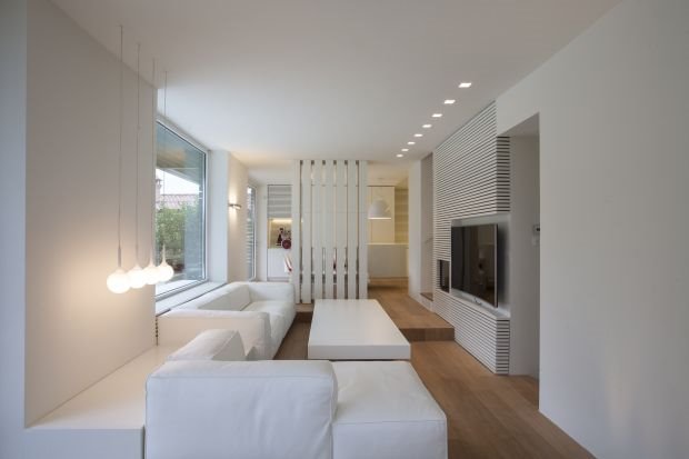 SVI ŽELE DA SE USELE U RASKOŠNU KUĆU U BELOJ BOJI: zavirite u elegantan dom sa bazenom (FOTO)