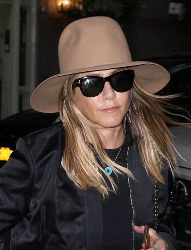 KAKO DA UZ POMOĆ JEDNE STVARI IZGLEDATE MODERNO: ovaj modni dodatak je najveći HIT za hladne dane! (FOTO)