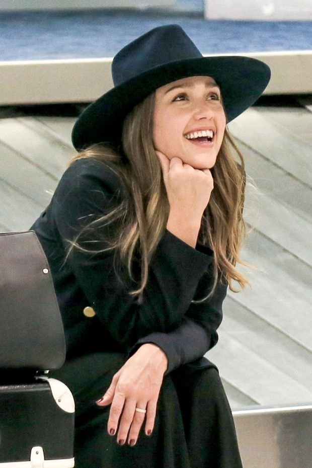 KAKO DA UZ POMOĆ JEDNE STVARI IZGLEDATE MODERNO: ovaj modni dodatak je najveći HIT za hladne dane! (FOTO)