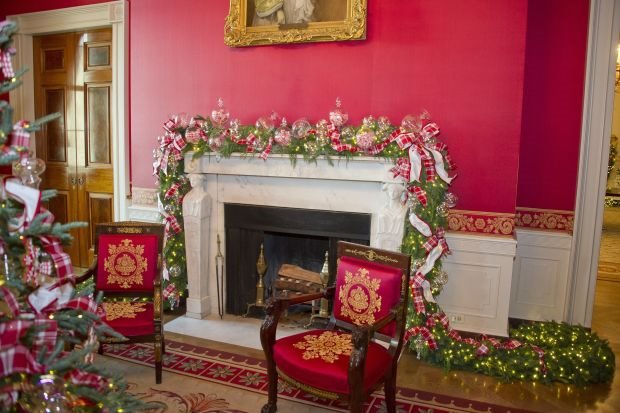 ODUŠEVIĆE VAS KAKO JE MELANIJA TRAMP UKRASILA KUĆU ZA NOVU GODINU: Prva dama Amerike u Beloj kući napravila najlepšu dekoraciju po uzoru na rusku bajku (VIDEO + FOTO)