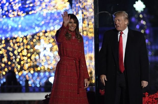 MELANIJA I DONALD TRAMP NAJZAD OKUPILI CELU PORODICU: pogledajte koja novogodišnja jelka je najvažnija u Americi! (FOTO)