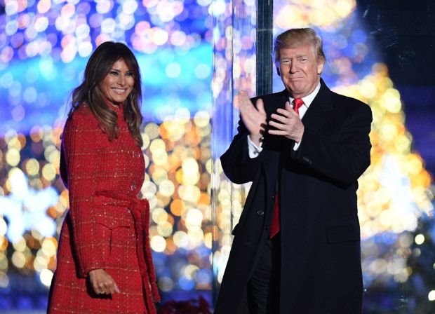 MELANIJA I DONALD TRAMP NAJZAD OKUPILI CELU PORODICU: pogledajte koja novogodišnja jelka je najvažnija u Americi! (FOTO)