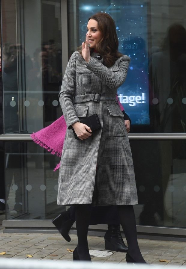 KEJT MIDLTON PONOVO ODUŠEVILA ŽENE: pogledajte moderan kaput i mini haljinu trudne engleske princeze (FOTO)