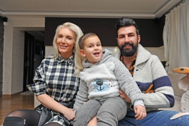 ZAVIRITE U PORODIČNI STAN POPULARNIH PEVAČA: oduševiće vas kako su Nikolina i Saša Kapor ukrasili dom za Novu godinu (FOTO)