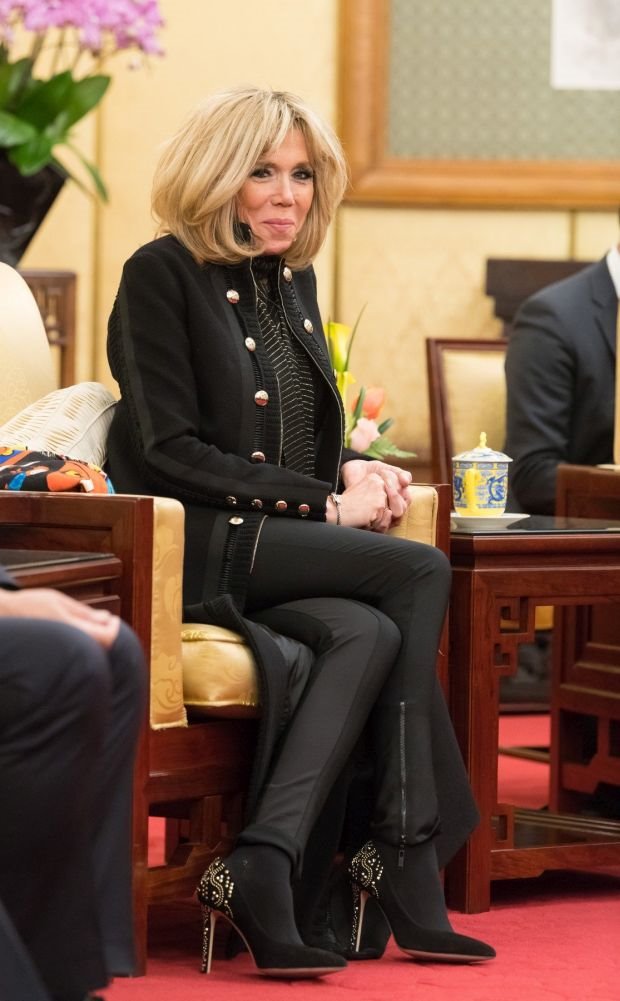 PRVA DAMA FRANCUSKE OVOGA PUTA NIJE MOGLA DA OBUĆE MINI SUKNJU: Brižit Makron potpuno promenila stil oblačenja (FOTO)